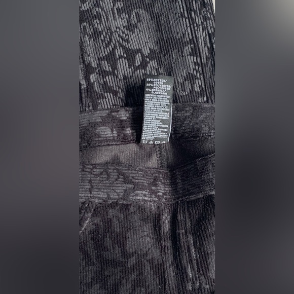 🌟PRICE DROP🌟 LIKE-NEW! HUE pretty black-on-black lace print CORDUROY LEGGINGS - Picture 5 of 5